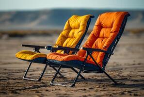 ai genererad två hopfällbar stolar stå på de strand mot de bakgrund av de hav och berg. foto