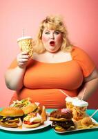 ai genererad fett kvinna äter massa av snabb mat på rosa bakgrund foto