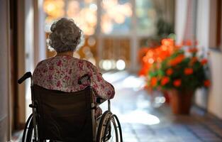 ai genererad senior kvinna Sammanträde i rullstol ensam i rum foto