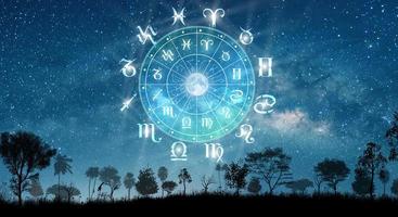 zodiac hjul. astrologi koncept. foto