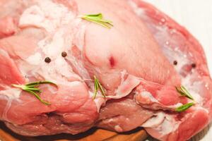 färsk bit av kött stor fläsk skinka på en styrelse med peppar. foto