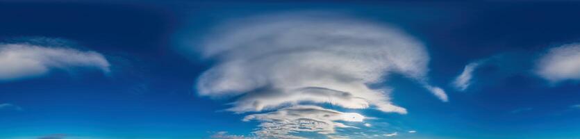 blå himmel med cirrus moln sömlös panorama i sfärisk likriktad formatera. komplett zenit för använda sig av i 3d grafik, spel och för kompositer i antenn Drönare 360 grad panorama som en himmel kupol foto