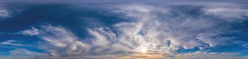 solnedgång himmel panorama med cirrus moln i sömlös sfärisk likriktad formatera. komplett zenit för använda sig av i 3d grafik, spel och för kompositer i antenn Drönare 360 grad panorama som en himmel kupol foto