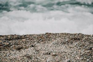 små hav Vinka, suddig mjuk skummig vågor tvättning gyllene sandig strand på solnedgång. hav vågor på sandig strand. ingen. Semester rekreation begrepp. abstrakt nautisk sommar hav solnedgång natur bakgrund. foto