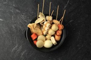 topp se japansk oden grillspett foto