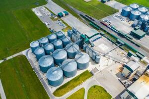 antenn se på de modern bio gas station eller fabrik. bio gas växt. hållbar produktion. ekologisk produktion. foto