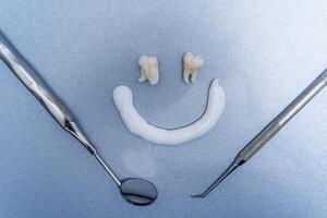 enskild dental behandling. metall stomatologi instrument. dental behandling begrepp. smiley i främre av de Foto. närbild foto