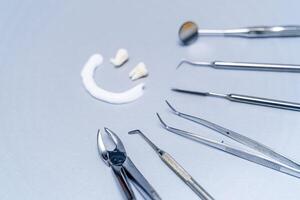 tandprotes och dental instrument. enskild dental behandling. metall stomatologi instrument. foto