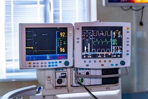 interiör sjukhus design begrepp. interiör av rörelse rum i modern klinik. skärm med tester. hjärta stryk på skärm. foto
