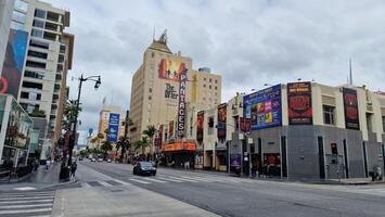 gående längs de promenad av berömmelse och hollywood boulevard i los angeles foto