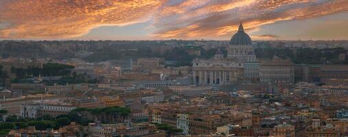 antenn se av rom på skymning med st. peters basilika dominerande de horisont foto