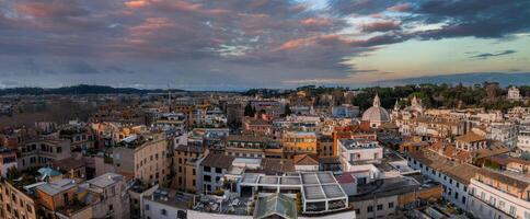 gyllene timme över rom antenn se av historisk och modern urban landskap foto