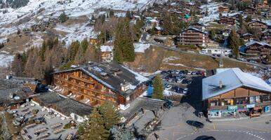 antenn se av verbier, schweiz alpina stad mitt i snöig sluttningar foto