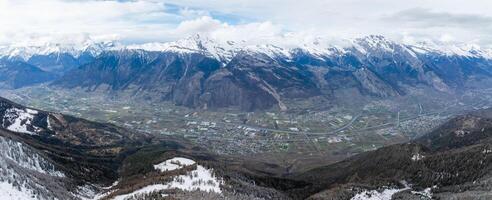 panorama- antenn se av verbier, schweiz i vinter- till vår övergång foto