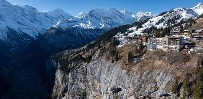 antenn se av murren, schweiz alpina stad på en klippa med snöig bergen foto