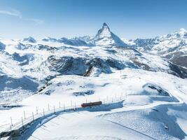 antenn se av zermatt åka skidor tillflykt med röd tåg och materiehorn, schweiz foto