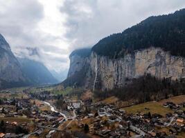 antenn se av murren, schweiz pittoresk stad mitt i alpina klippor foto