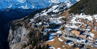 antenn se av murren, schweiz alpina stad mitt i snö capped toppar foto