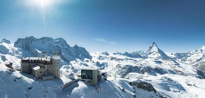antenn se av zermatt åka skidor tillflykt, matter topp, och alpina byggnader, schweiz foto