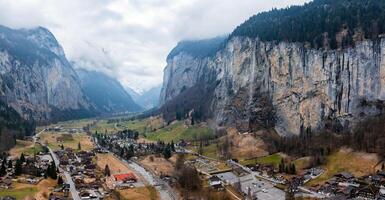 antenn se av murren, schweiz alpina stad mitt i oländig klippor och dimmig bergen foto