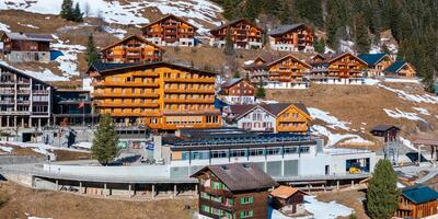 säsong- övergång i murren, schweiz alpina stugor och naturskön visningar foto