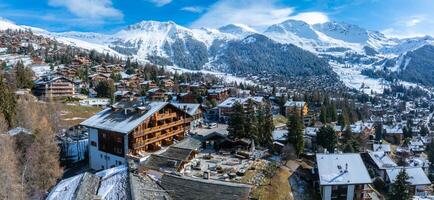 panorama- antenn se av verbier, schweiz alpina åka skidor stad mitt i snö toppar foto