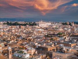 gyllene timme antenn se av rom, Italien med historisk landskap och moln foto