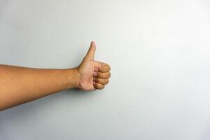 manlig hand som visar tummen upp gest. tummen upp tecken isolerat på vit foto