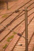 se av tåg järnväg spår från de mitten under dagtid på kathgodam järnväg station i Indien, tåg järnväg Spår se, indisk järnväg korsning, tung industri foto