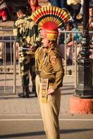 wagah gräns, amritsar, punjab, Indien, 02 februari 2024 - flagga ceremoni förbi gräns säkerhet tvinga bsf vakter på Indien-Pakistan gräns nära attari amritsar, punjab, Indien hölls varje dag kväll tid foto