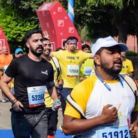 ny delhi, Indien - oktober 15 2023 - vedanta delhi halv maraton lopp efter covid i som maraton deltagarna handla om till korsa de Avsluta linje, delhi halv maraton 2023 foto