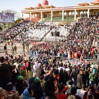 wagah gräns, amritsar, punjab, Indien, 02 februari 2024 - flagga ceremoni förbi gräns säkerhet tvinga bsf vakter på Indien-Pakistan gräns nära attari amritsar, punjab, Indien hölls varje dag kväll tid foto