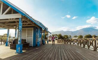 la ceiba stad - skön soluppgång på de turist docka, i de bakgrund ett okänd person gående, honduras. foto