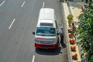 offentlig transport i de stad av surabaya är kallad wira wiri matare, Indonesien, 2 Mars 2024. foto