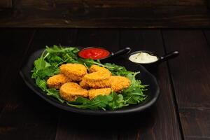 kyckling nuggets med arugula och såser med kopia Plats foto