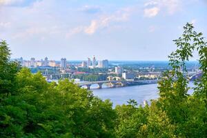 bostads- område av de stad med en flod och broar. Kiev, dnepr flod foto