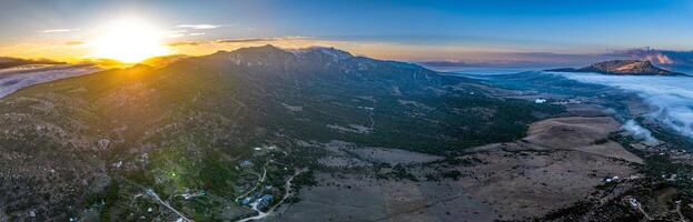 andalusien Drönare panorama på solnedgång. bolonia, tarifa, Spanien foto