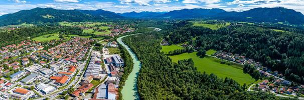 dålig toelz isar flod. bavarian alperna. moralpark. Drönare panorama foto