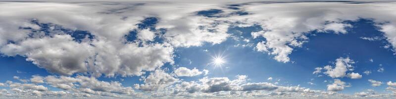 blå himmel hdri 360 panorama se med moln i likriktad utsprång med zenit för använda sig av i 3d grafik som skydome ersättning eller redigera Drönare skott foto