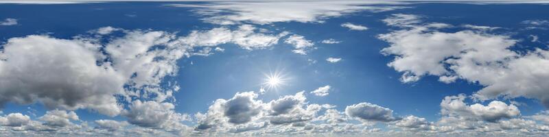 blå skydome 360 hdri panorama i likriktad formatera med zenit och moln och Sol för använda sig av i 3d grafik eller spel utveckling som skydome eller redigera Drönare skott eller himmel ersättning foto