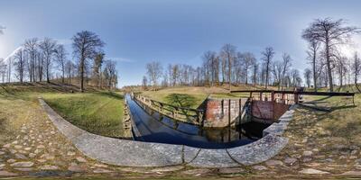 hdri 360 panorama nära inkörsport låsa konstruktion på flod, kanal för godkänd fartyg på annorlunda vatten nivåer. full sfärisk 360 grader sömlös panorama i likriktad utsprång foto