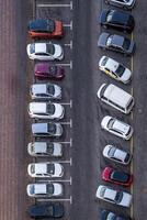 stor parkering massa för bilar i främre av en flera våningar bostads- byggnad se från ovan foto