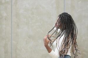 en ung kvinna med hans frisyr och de atmosfär av levande i de gemenskap. foto