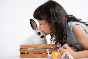 påsk kanin roligt med liten barn de skönhet av vänskap mellan människor och djur foto