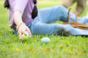 barn njuter utomhus- aktiviteter i de parkera Inklusive en springa till samla skön påsk ägg. foto