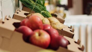 stänga upp zoom i skott av bio frukt och grönsaker på jordbrukare marknadsföra hyllor. nyligen UPPTAGITS pesticider fri mat objekt i miljömässigt medveten noll avfall mataffär foto