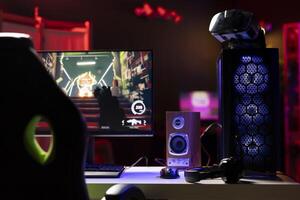 professionell gaming tömma rum studio med neon lampor och rgb belyst dator Nästa till hörlurar och vr headset. fps TV-spel på pc visa och virtuell verklighet glasögon i lägenhet foto