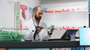 medicinsk detaljhandeln kontorist läser in leveranser till Registrera ny stock, arbetssätt på apotek kolla upp disken till säkerställa läkemedel och vitaminer lager. apotekare använder sig av scanner på farmaci i affär. foto