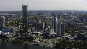 topp se av skön stad med höghus byggnader i sommar. stock antal fot. landskap av modern stad från fågelöga se. skön solig dag i modern stad med skyskrapor och flod i sommar foto