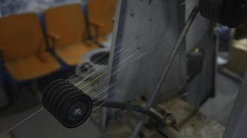 metall trådar rotera på industriell maskin. kreativ. roterande axlar med metall tråd på metallurgisk växt. produktion av metall trådar foto